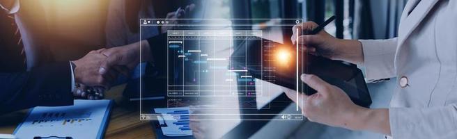 analyste travaillant avec un ordinateur dans un système d'analyse d'entreprise et de gestion de données pour créer un rapport avec des kpi et des métriques connectés à la base de données. stratégie d'entreprise pour les finances, les opérations, les ventes, le marketing photo