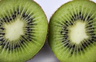 gros plan de kiwis verts et juteux. macrophoto de kiwi aux fruits tropicaux juteux.