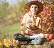 fille dans le foin avec des citrouilles photo