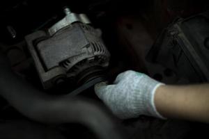 réparation moteur. l'homme tord une partie dans la voiture. promotion des transports. photo