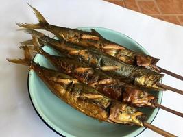 poisson grillé dans une assiette photo