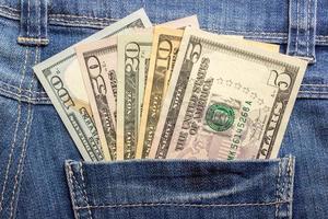 billets en dollars dans la poche de jeans agrandi. notion d'entreprise. argent de poche. photo