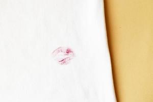 tache de baiser de rouge à lèvres rouge sur les vêtements blancs photo