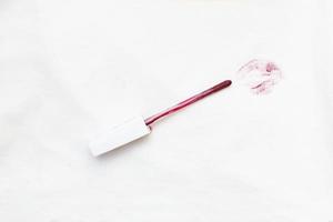 rouge à lèvres rouge sur un vêtement blanc avec une tache sale de baiser photo