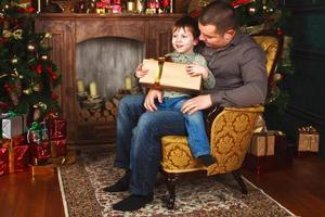 enfant a reçu un cadeau de son père photo