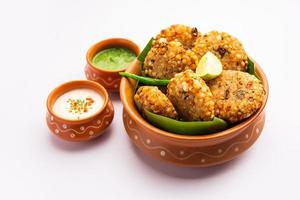 sabudana wada ou shabudana vada appelé en inde à base de sagou et servi avec du chutney photo