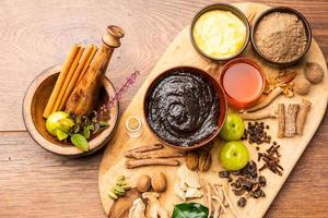 le chyavanprash ou chyawanprash est largement consommé en inde comme complément alimentaire ayurvédique photo