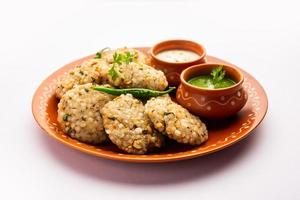 sabudana wada ou shabudana vada appelé en inde à base de sagou et servi avec du chutney photo