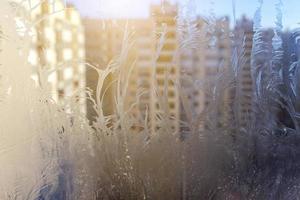 fenêtre d'hiver gelée avec texture de motif de givre brillant photo