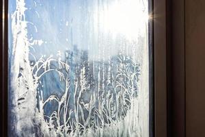 fenêtre d'hiver gelée avec texture de motif de givre brillant photo