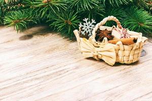 cadeaux festifs avec boîtes, anice étoilé, panier, cannelle et flocon de neige sur fond en bois. cadeaux de noël avec espace de copie. tonique photo