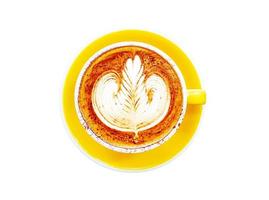 vue de dessus d'une tasse de cappuccino d'art ou de café au lait isolé sur fond blanc avec un tracé de détourage et faire une sélection. mise à plat de boisson chaude en verre jaune et plaque inférieure. concept de conception de nourriture. photo