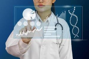 médecin touchant sur un écran virtuel pour analyser les données, soins de santé numériques sur une interface moderne. technologie médicale et concept futuriste. photo
