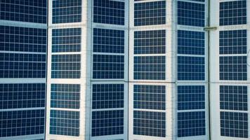 cellules solaires sur les fermes solaires d'une grande usine industrielle. les fermes solaires génèrent de l'énergie renouvelable pour l'industrie. l'objectif est de réduire le coût de l'électricité. photo