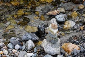 ruisseau de pierre de la rivière de la montagne kamikochi. les touristes arrangent généralement les pierres car elles sont censées porter chance. photo