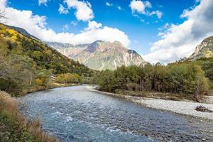 la rivière azusa coule à travers kamikochi, dans le bassin de matsumoto. la rivière elle-même coule d'une source située au plus profond de mt. yari, peut-être le sommet le plus célèbre des Alpes du Nord. photo
