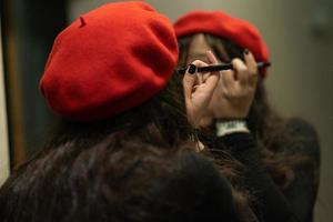 jeune fille élégante se maquillant avec un eye-liner photo