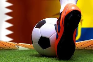 gros plan des jambes et des pieds d'un joueur de football ou d'un joueur de football marchant sur l'herbe verte prêt à jouer un match sur le qatar national et l'équateur national. photo
