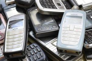 kharkov, ukraine - 12 mai 2022 tas de vieux téléphones portables obsolètes. recyclage de l'électronique sur le marché bon marché photo