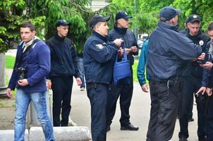 Kharkov. ukraine - 17 mai 2022 des policiers ukrainiens qui assurent la sécurité des militants lgbt et les protègent des attaques des nazis et des ultras de kharkov photo