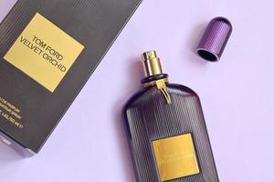 Kharkov. ukraine - 17 mai 2022 la bouteille de parfum de parfum d'orchidée de velours tom ford repose sur un fond lilas clair. tom ford est un créateur de mode américain a lancé sa marque de luxe éponyme en 2006 photo