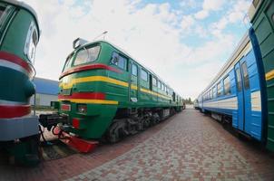 photo de trains électriques modernes de production russe. forte distorsion de l'objectif fisheye