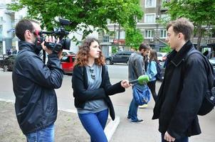 Kharkov. ukraine - 17 mai 2022 les participants de la première action lgbt à kharkov donnent des interviews sur une attaque inattendue et la perturbation de l'événement photo