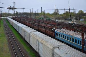 Pavlograd. ukraine - 4 mars 2022, un grand nombre de wagons de marchandises vides se trouvent dans le chemin de fer de pavlograd photo