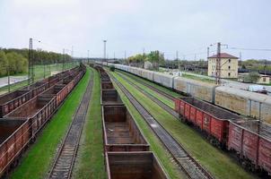 Pavlograd. ukraine - 4 mars 2022, un grand nombre de wagons de marchandises vides se trouvent dans le chemin de fer de pavlograd photo