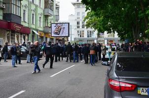 kharkov, ukraine - 17 mai 2022 l'organisation des nazis ukrainiens et des patriotes du corps de l'est perturbe la première action lgbt à kharkov. hooligans et ultras contre l'existence des minorités photo