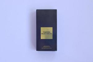 Kharkov. ukraine - 2 mai 2022 la bouteille de parfum de parfum d'orchidée de velours tom ford repose sur un fond lilas clair. tom ford est un créateur de mode américain a lancé sa marque de luxe éponyme en 2006 photo