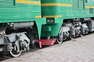 les roues d'un train électrique russe moderne avec amortisseurs et dispositifs de freinage. le côté de la cabine photo