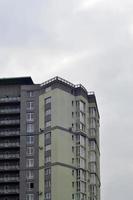 immeuble de bureaux à plusieurs étages avec un ciel bleu photo