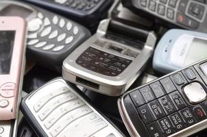 kharkov, ukraine - 12 mai 2022 tas de vieux téléphones portables obsolètes. recyclage de l'électronique sur le marché bon marché photo