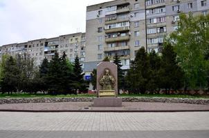 Pavlograd. ukraine - 4 mars 2022 monument à matvei khizhnyak, fondateur historique de pavlograd photo