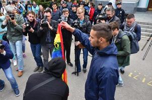 Kharkov. ukraine - 17 mai 2022 l'organisation des nazis ukrainiens et des patriotes du corps de l'est brûle le drapeau des lgbt à kharkov. hooligans et ultras contre l'existence des minorités photo