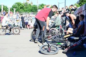 Kharkov. ukraine - 2 mai 2022 coureurs de bmx freestyle dans un skatepark pendant le festival annuel des cultures de rue photo