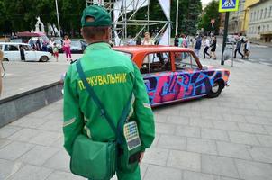 Kharkov. ukraine - 2 mai 2022 festival d'art de rue. une voiture qui a été peinte par des maîtres du street art pendant le festival. le fruit du travail de plusieurs graffeurs. aérographie originale photo