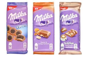 Kharkov. ukraine - 17 mai 2022 barres de chocolat milka violet sur blanc. milka est une marque suisse de confiserie chocolatée fabriquée à l'international par la société mondelez international photo