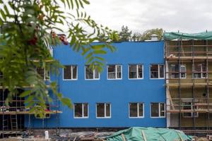 l'avancement de la construction du bâtiment de la maternelle. décoration moderne gaie et colorée des façades des bâtiments photo