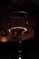 verre de vin sur fond de feu de joie dans la cheminée photo
