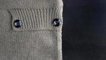 gros plan sur les détails linéaires de la laine tricotée, de la texture du tissu tricoté, des vêtements chauds pour l'automne et l'hiver, tissés, chandails, couleur marron photo