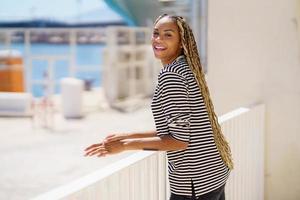 jeune femme noire profitant de la vue sur le port maritime. photo