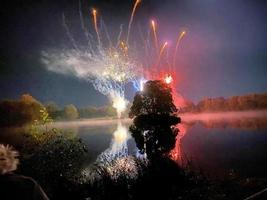 Vue d'un feu d'artifice au lac Alderford à Whitchurch photo