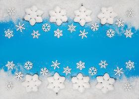 fond de noël. décorations blanches boules de noël et flocons de neige sur neige molle, espace copie, place pour texte photo