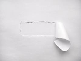 papier déchiré blanc réaliste avec un espace pour le texte. une bande de papier aux bords irréguliers. copie espace photo