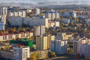 vue panoramique aérienne depuis la hauteur d'un complexe résidentiel à plusieurs étages et d'un développement urbain photo