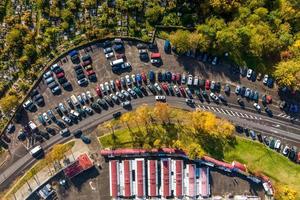 vue aérienne sur le grand parking en plein air pour les voitures des résidents de la région photo