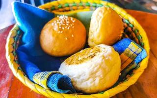 délicieux petits pains ronds aux graines de sésame sur table en bois mexique. photo