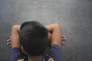 adolescent, tête baissée, sur, bureau photo